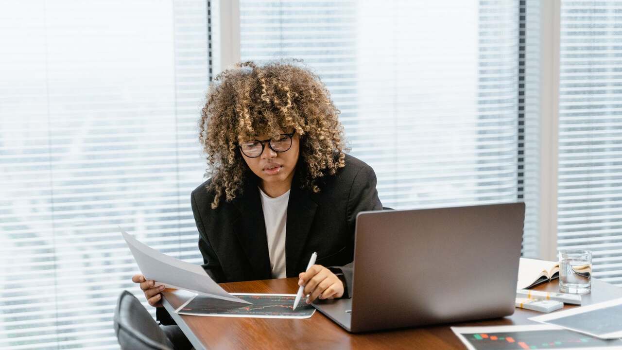 Dasbor Excel yang Diam-diam Tidak Lengkap: Tabel, PivotTable, dan Refresh