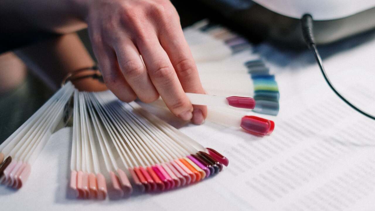 Beda Nail Art, Manikur, Fake Nails, dan Nail Extension