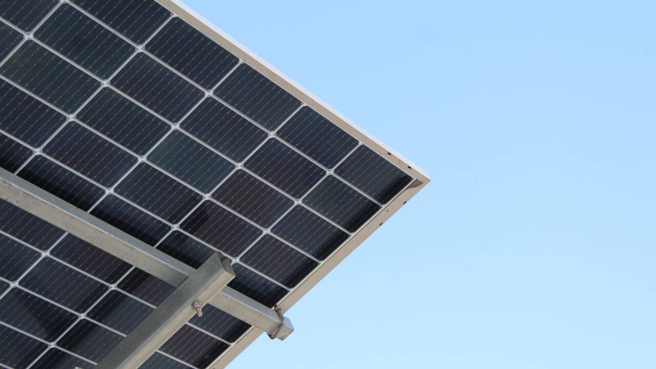 Jumlah Panel Surya per String: Hitung di Suhu Pagi dan Siang, Bukan di 25°C